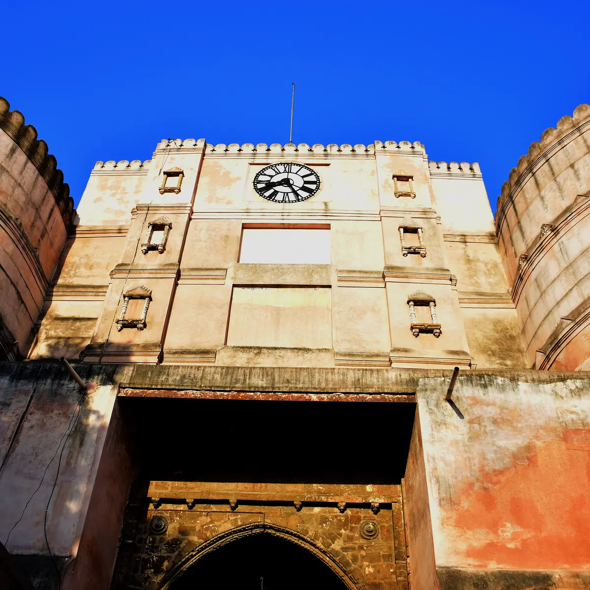Bhadra Fort ka pravesh dwar aur ghadi, Ahmedabad mein