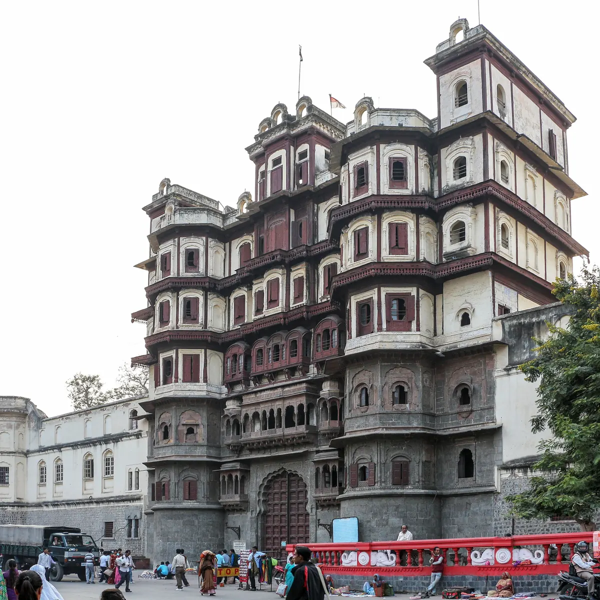 Indore mein Rajwada Palace ka saat-manzila aagha bhag