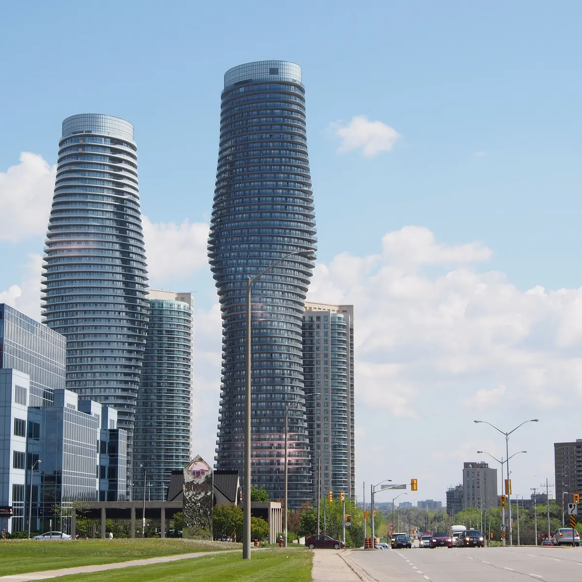 Curving Absolute Towers above the Mississauga skyline