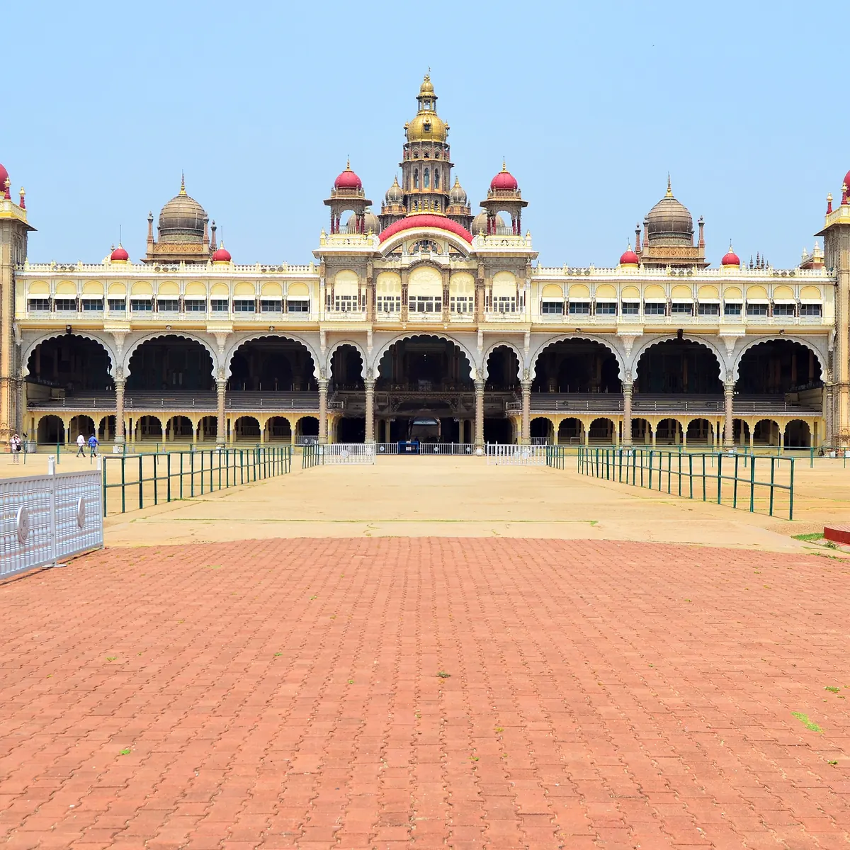 Mysore Palace apne vistrit agale angan ke paar se dekha gaya