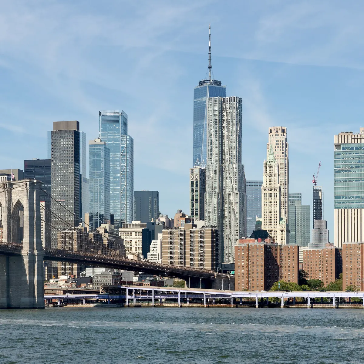 Brooklyn Bridge and the Lower Manhattan skyline in New York